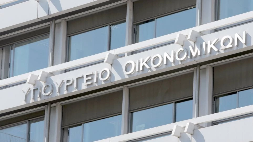 Κάτω από τον στόχο τα έσοδα στο υπουργείο Οικονομικών – «Ματωμένα» υπερπλεονάσματα από μη επιστροφές φόρων και «φέσια» του Δημοσίου